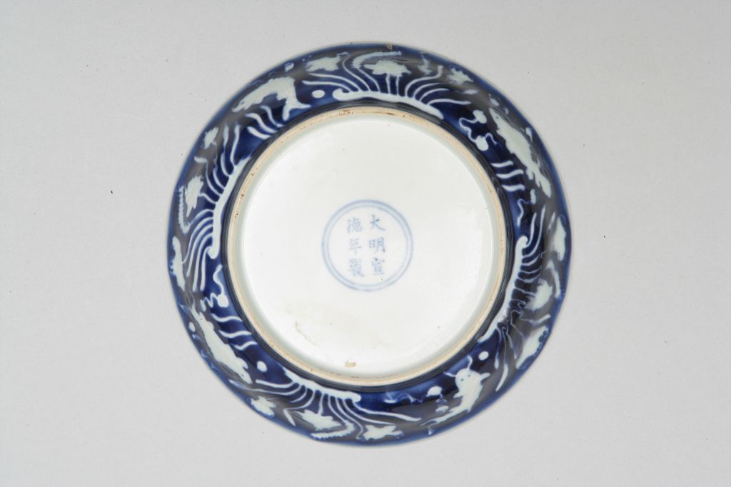 图片[3]-Sacrificial blue glaze white flower fish lotus plate-China Archive